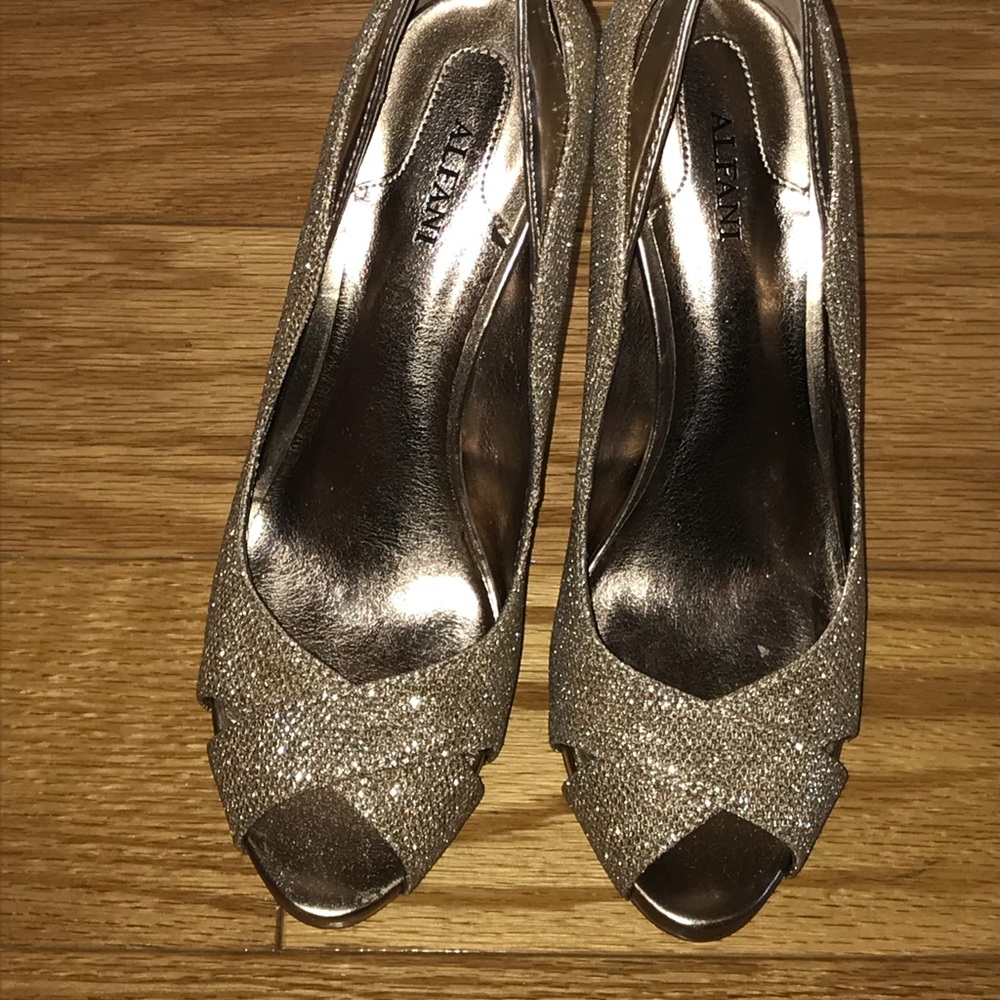 Beautiful Sparkling Gold High Heels